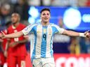 El delantero argentino Julián Álvarez celebra marcar el primer gol de su equipo durante el partido de fútbol semifinal del torneo Conmebol Copa América 2024 entre Argentina y Canadá.