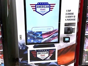 uma máquina de venda automática que vende munição