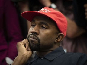 O rapper Kanye West ouve durante uma reunião com o presidente Donald Trump no Salão Oval em outubro de 2018. CRÉDITO DEVE: Calla Kessler/The Washington Post