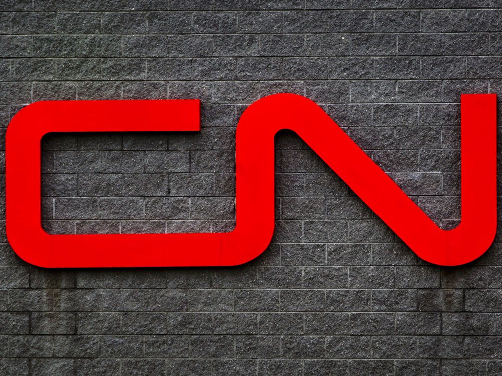 La señalización de Canadian National Railway Co. (CN) se exhibe en Macmillan Yard en Toronto, Ontario, Canadá, el martes 18 de octubre de 2011. 