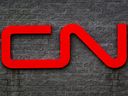 La señalización de Canadian National Railway Co. (CN) se exhibe en Macmillan Yard en Toronto, Ontario, Canadá, el martes 18 de octubre de 2011.