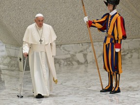El Papa Francisco llega para una audiencia general semanal.