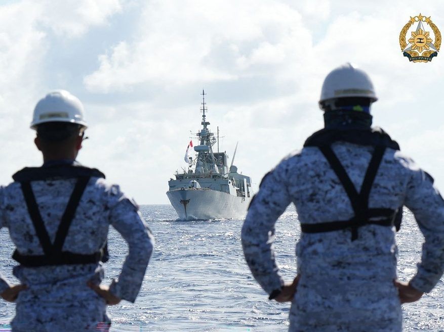 Esta fotografía tomada el 7 de agosto de 2024 y publicada por las Fuerzas Armadas de Filipinas (AFP) muestra a marineros filipinos observando el HMCS Montreal de Canadá durante la Actividad Cooperativa Marítima Multilateral (MMCA) conjunta de Filipinas, Estados Unidos, Canadá y Australia en las aguas en disputa. del Mar de China Meridional. Filipinas, Estados Unidos, Australia y Canadá lanzaron el 6 de agosto dos días de ejercicios navales y aéreos conjuntos en el Mar de China Meridional, según un comunicado conjunto, mientras Beijing presiona su reclamo territorial sobre las aguas estratégicas. 