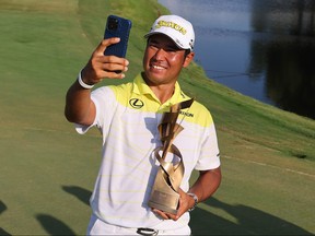 Hideki Matsuyama de Japón se toma una selfie.