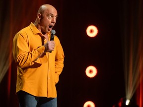 Joe Rogan critica pessoas transgênero e vacina contra COVID em especial da Netflix