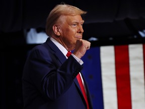 El expresidente estadounidense Donald Trump sube al escenario