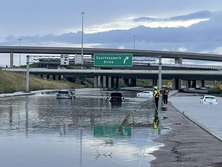 Los bomberos de Mississauga ayudan a los automovilistas varados después de la autopista. 410 se inundó cerca de Courtneypark Dr. en Mississauga, Ontario, el domingo 18 de agosto de 2024.