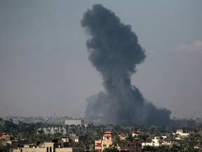 fumaça subindo para o céu durante um bombardeio israelense