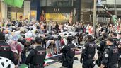 La policía de Toronto asiste a una manifestación pro-palestina en las calles Yonge y Dundas. en Toronto el sábado 3 de agosto de 2024.
