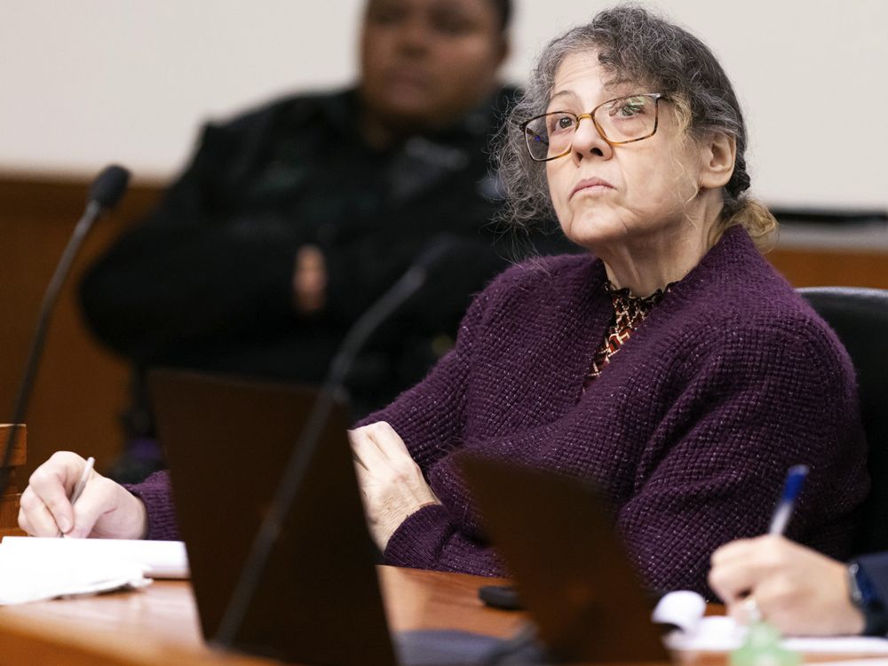 La acusada Susan Lorincz toma notas durante su juicio el martes 13 de agosto de 2024 en Ocala, Florida. 