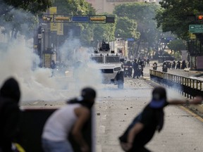 Manifestantes chocan con la policía en Caracas.
