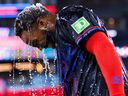 Vladimir Guerrero Jr. de los Toronto Blue Jays se sacude un baño de hielo durante su entrevista posterior al juego tras su victoria sobre los Baltimore Orioles en el Rogers Centre el 8 de agosto de 2024 en Toronto.