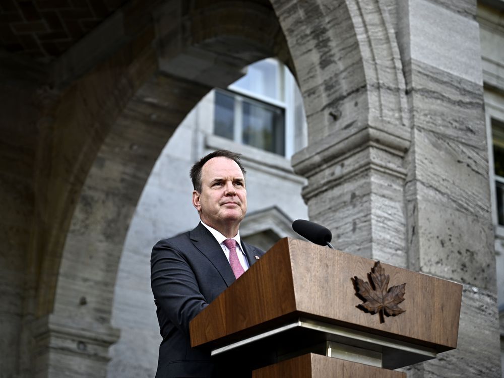 El Ministro de Trabajo y Tercera Edad, Steven MacKinnon, participa en una conferencia de prensa después de una ceremonia de juramento del gabinete en Rideau Hall en Ottawa, el viernes 19 de julio de 2024. MacKinnon rechazó una solicitud de Canadian National Railway Co. para un arbitraje vinculante como el reloj. se reduce a un posible cierre patronal de sus empleados.