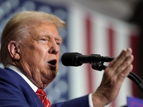 O candidato presidencial republicano, ex-presidente Donald Trump, discursa em um evento de campanha, sexta-feira, 30 de agosto de 2024, em Johnstown, Pensilvânia.