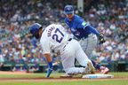 Seiya Suzuki de los Cachorros de Chicago es eliminado en la tercera base por Ernie Clement de los Azulejos durante la primera entrada en Wrigley Field el 17 de agosto de 2024 en Chicago.