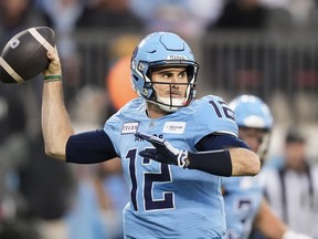 El mariscal de campo de los Toronto Argonauts, Chad Kelly, pasa el balón mientras juega contra los Montreal Alouettes durante la primera mitad de la acción de fútbol de las finales de la Conferencia Este de la CFL en Toronto el sábado 11 de noviembre de 2023.