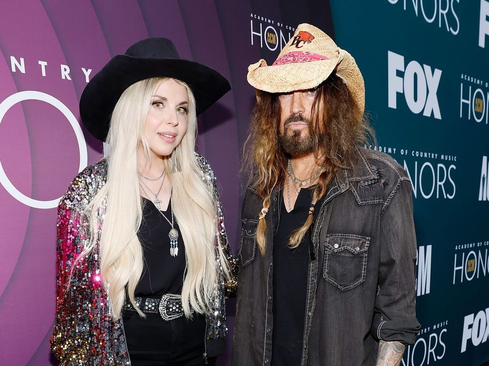 Firéos y Billy Ray Cyrus en la Academia Anual de Honores de Música Country en agosto de 2023.