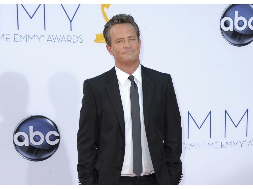 El actor Matthew Perry llega a la 64ª edición de los premios Primetime Emmy en Los Ángeles el 23 de septiembre de 2012.