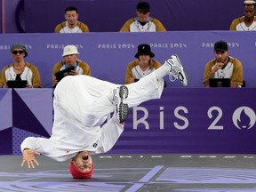 Felipe de Canadá "mago phil" Kim, de Vancouver, BC, compite contra el holandés Lee-Lou Diouf Demierre, que no se muestra, en el evento de cuartos de final de última hora durante los Juegos Olímpicos de verano en París, el sábado 10 de agosto de 2024.