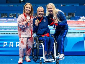 Tess Routliffe recibe su plata en la final SM7 de 200 m combinado individual femenino durante los Juegos Paralímpicos en París, Francia, el 31 de agosto de 2024.