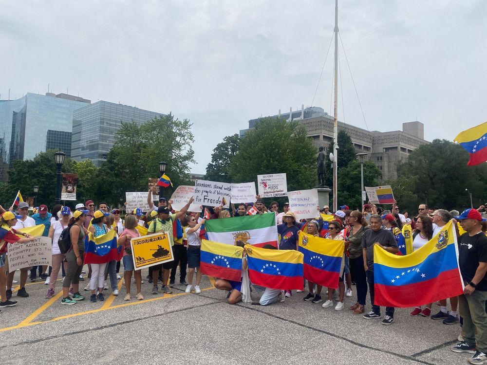 Los manifestantes se reunieron en Queen's Park en el centro de Toronto para protestar por los resultados de las elecciones venezolanas y exigir una respuesta más contundente de Ottawa el sábado 3 de agosto de 2024.