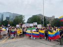 Los manifestantes se reunieron en Queen's Park en el centro de Toronto para protestar por los resultados de las elecciones venezolanas y exigir una respuesta más contundente de Ottawa el sábado 3 de agosto de 2024.