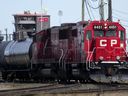 Una locomotora de Canadian Pacific Railway se muestra en el patio principal de CP Rail en Toronto el lunes 21 de marzo de 2022.