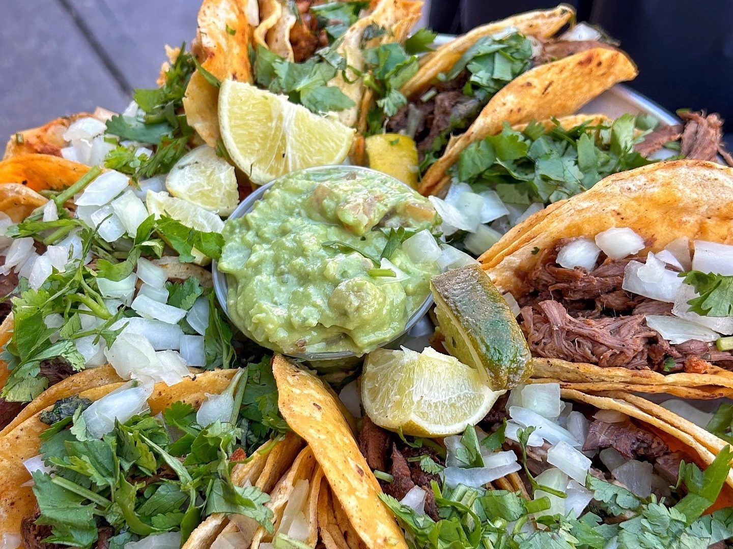 Bandeja de una docena de tacos cargados.
