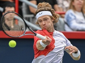 Andrey Rublev, de Rusia, le juega un tiro a Matteo Arnaldi, de Italia, durante su partido de semifinal en el torneo de tenis National Bank Open en Montreal, el domingo 11 de agosto de 2024.