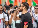 Un organizador de la protesta antiisraelí del domingo 11 de agosto se dirigió a la multitud en Ottawa, luciendo un triángulo rojo invertido en su camisa. El triángulo, utilizado por Hamás para identificar objetivos e intimidar a sus oponentes, se ha convertido en un símbolo controvertido en Canadá.