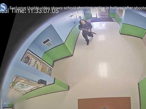Nesta imagem de vídeo de vigilância fornecida pelo Uvalde Consolidated Independent School District via Austin American-Statesman, um atirador carregando um rifle estilo AR-15 entra e caminha por um corredor na Robb Elementary School em Uvalde, Texas, terça-feira, 24 de maio de 2022.