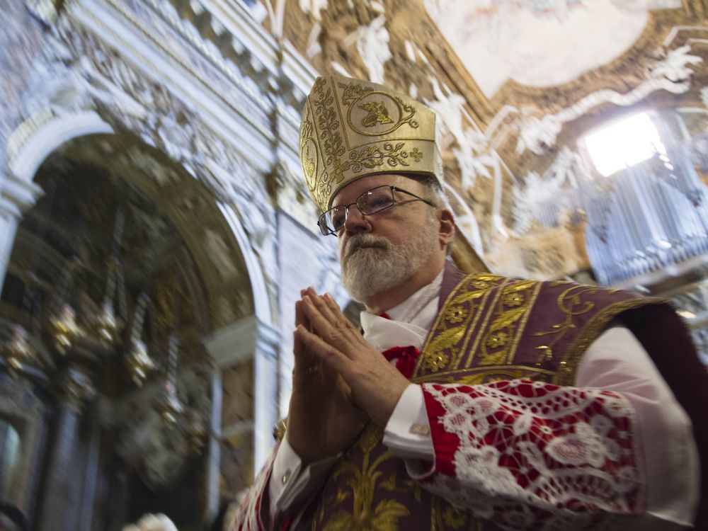 ARCHIVO - En esta fotografía de archivo del domingo 10 de marzo de 2013, el cardenal estadounidense Sean Patrick O'Malley llega a la iglesia Santa Maria alla Vittoria en Roma para celebrar la misa. El lunes 5 de agosto de 2024, el Papa Francisco aceptó la renuncia del cardenal Sean O'Malley como arzobispo de Boston y nombró al actual obispo de Providence, Rhode Island, Richard Henning, para reemplazarlo como líder de una de las archidiócesis católicas más importantes de Estados Unidos.