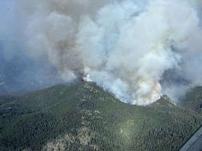 El incendio forestal de Shetland Creek arde, cerca del puente Spences, Columbia Británica, en una fotografía del 1 de agosto de 2024.
