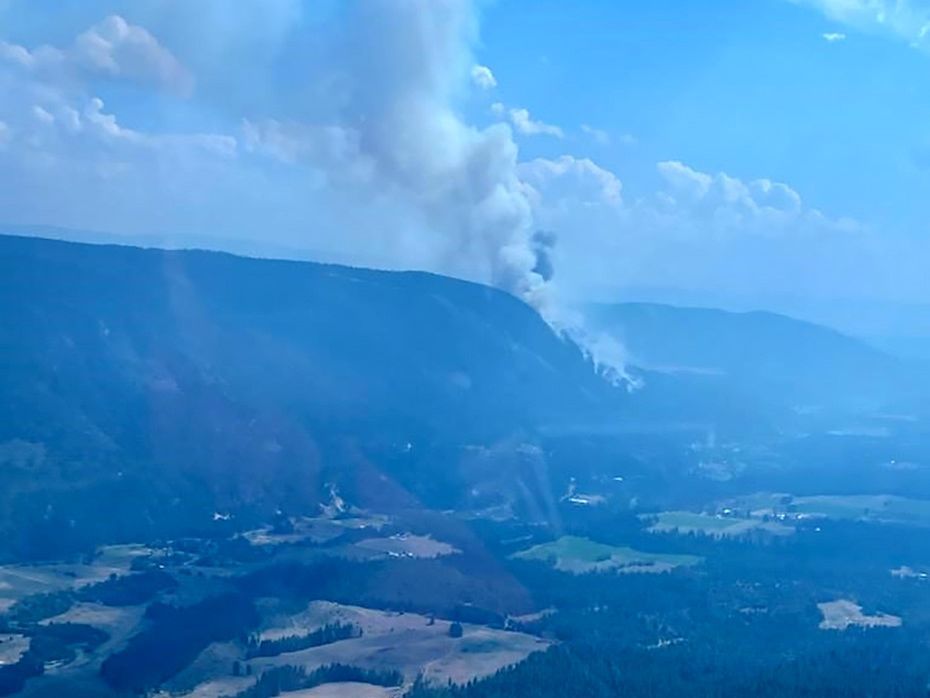 El incendio forestal de Hullcar Mountain arde cerca de Armstrong, Columbia Británica, en esta fotografía del 5 de agosto de 2024. El clima húmedo está ayudando a los bomberos de Columbia Británica a combatir algunos de los incendios forestales que arden en el sur de la provincia.