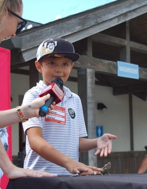 Hudson, de 9 años, cuenta la historia de una pareja de tortugas, una nutria y un caimán en el escenario de Let Your Imagination Run Wild en el Zoológico de Toronto el sábado 10 de agosto de 2024.