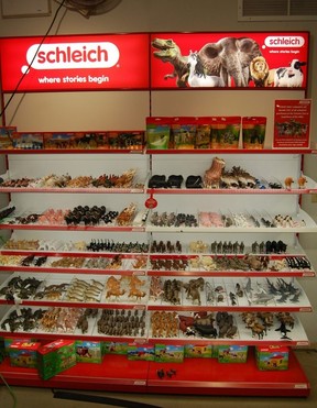 Se ve una exhibición de juguetes Schleich en el zoológico de Toronto el sábado 10 de agosto de 2024.