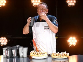 Joey Chestnut compite en un concurso de comer hot dogs en vivo por Netflix.