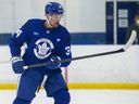 Auston Matthews patina durante el campo de entrenamiento de Toronto Maple Leafs en el Ford Performance Center.