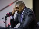 Durante el día de prensa de los Toronto Raptors, el presidente Masai Ujiri reacciona ante la muerte del miembro del Salón de la Fama del baloncesto Dikembe Mutombo.