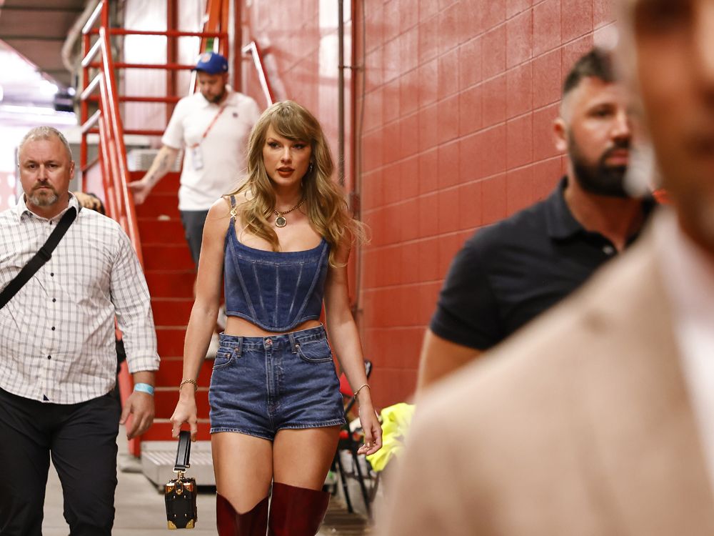 Taylor Swift shows up at in K.C. to watch Travis Kelce, Chiefs face Ravens in NFL opener