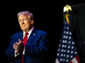 El expresidente estadounidense Donald Trump habla ante los asistentes.