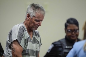 Colin Gray, de 54 años, padre del tirador de la escuela secundaria Apalachee, Colt Gray, de 14 años, ingresa al tribunal del condado de Barrow para su primera comparecencia, el viernes 6 de septiembre de 2024, en Winder, Georgia. Brynn Anderson/The Associated Press