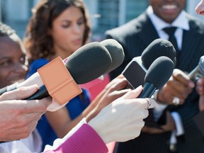 El medio de noticias de comedia The Onion, revitalizado por los nuevos propietarios a lo largo de este año, está recuperando sus alguna vez populares parodias en video de noticias por cable. Pero esta vez, hay alguien con experiencia real como presentador de noticias en la presidencia.