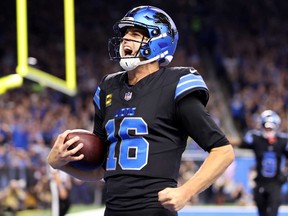 Jared Goff de los Detroit Lions celebra después de atrapar un pase de touchdown lanzado por Amon-Ra St. Brown contra los Seattle Seahawks durante el tercer cuarto en el Ford Field el 30 de septiembre de 2024 en Detroit.