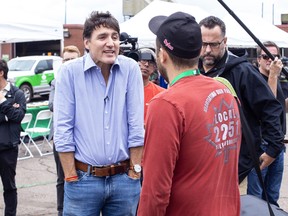 Небрежно одетый Джастин Трюдо пожимает плечами во время разговора со сталеваром