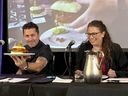 Los jueces del concurso del mejor sándwich de chuleta de ternera de Ontario, Claudio Aprile y Emily Richards.