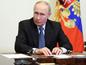 En esta fotografía colectiva distribuida por la agencia estatal rusa Sputnik, el presidente ruso Vladimir Putin preside una reunión del Consejo de Seguridad por videoconferencia en la residencia estatal Novo-Ogaryovo en las afueras de Moscú, el viernes 6 de septiembre de 2024.