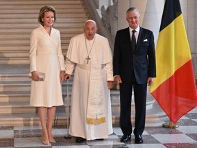 El Papa Francisco (C) es recibido por el Rey Felipe de Bélgica (R) y la Reina Matilde de Bélgica (L) a su llegada al Castillo de Laeken, cerca de Bruselas, el 26 de septiembre de 2024, al inicio de una visita a Bélgica.
