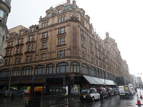 Una vista general de los grandes almacenes Harrods en Londres, el 1 de julio de 2020.