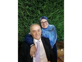 Hussein, de 75 años, a la izquierda, y Daad Tabaja, de 70, visto en una fotografía sin fecha, intentaban huir de su aldea en el sur del Líbano el lunes cuando un bombardeo israelí alcanzó su automóvil.